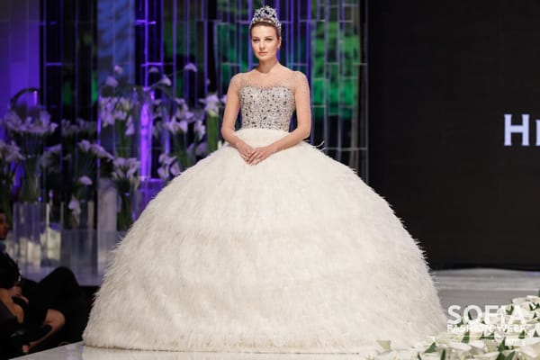 Христо Чучев показа стилна булчинска колекция с  пролетни акценти